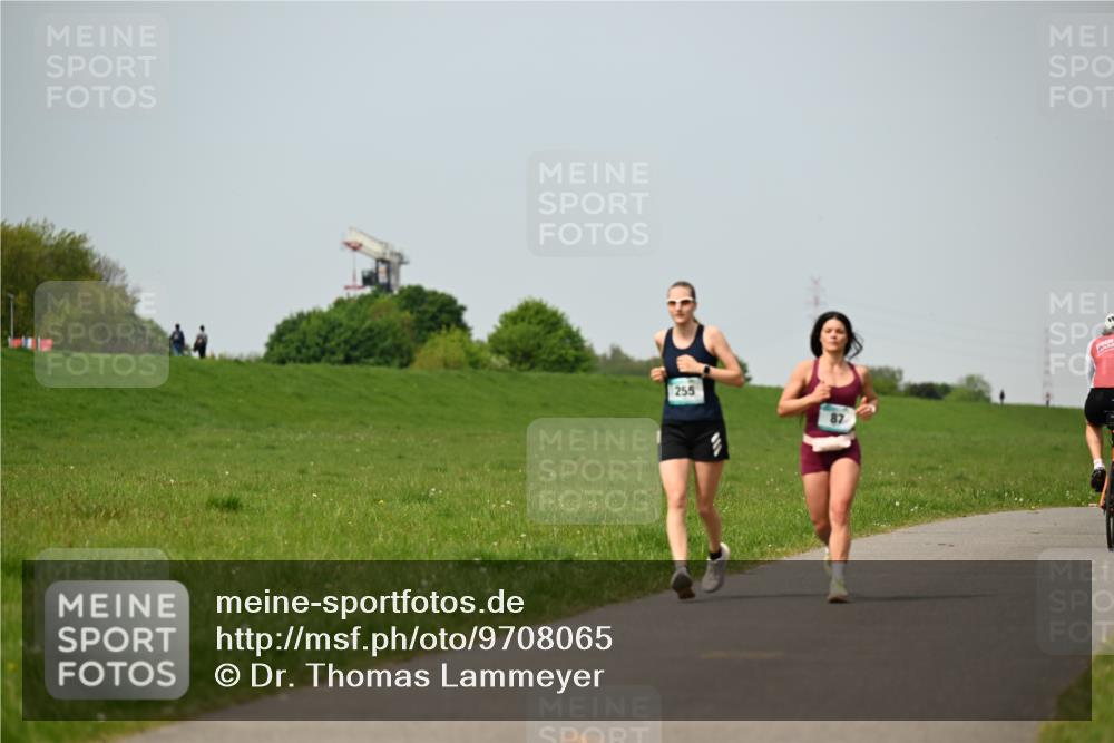 10.05.2026 - 8. Wedeler Halbmarathon Dr. Thomas Lammeyer http://msf.ph/oto/9708065 10.05.2026 12:00:26 Laufen 255 meine-sportfotos.de