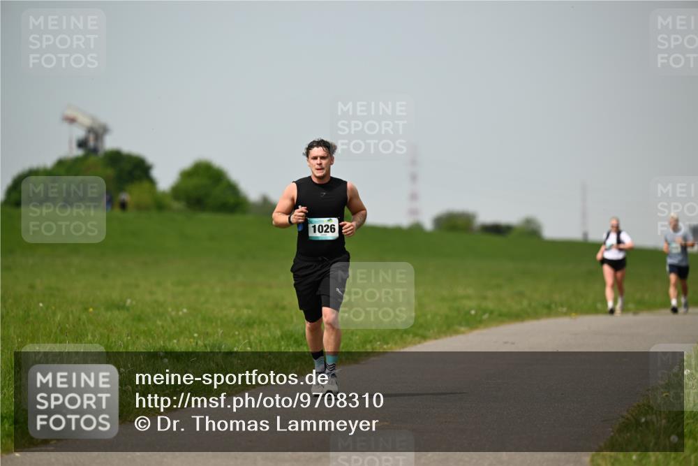 10.05.2026 - 8. Wedeler Halbmarathon Dr. Thomas Lammeyer http://msf.ph/oto/9708310 10.05.2026 12:01:05 Laufen 1026 meine-sportfotos.de