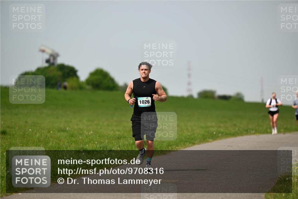 10.05.2026 - 8. Wedeler Halbmarathon Dr. Thomas Lammeyer http://msf.ph/oto/9708316 10.05.2026 12:01:05 Laufen 1026 meine-sportfotos.de