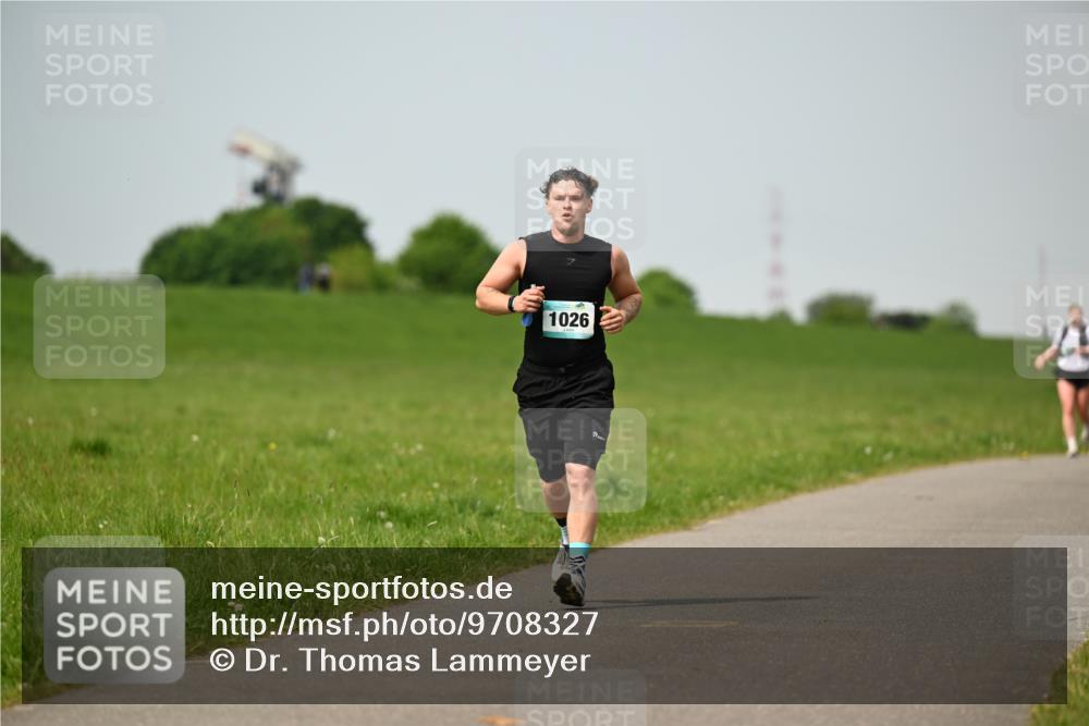 10.05.2026 - 8. Wedeler Halbmarathon Dr. Thomas Lammeyer http://msf.ph/oto/9708327 10.05.2026 12:01:05 Laufen 1026 meine-sportfotos.de