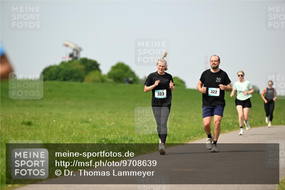 10.05.2026 - 8. Wedeler Halbmarathon Dr. Thomas Lammeyer http://msf.ph/oto/9708639 10.05.2026 12:01:39 Laufen 323, 322, 377 meine-sportfotos.de