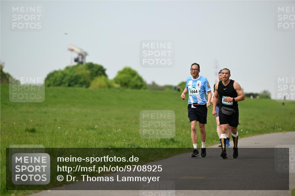 10.05.2026 - 8. Wedeler Halbmarathon Dr. Thomas Lammeyer http://msf.ph/oto/9708925 10.05.2026 12:02:21 Laufen 1044 meine-sportfotos.de