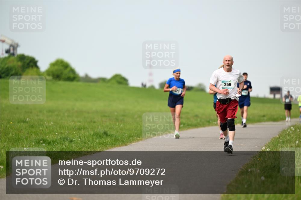 10.05.2026 - 8. Wedeler Halbmarathon Dr. Thomas Lammeyer http://msf.ph/oto/9709272 10.05.2026 12:03:02 Laufen 259 meine-sportfotos.de
