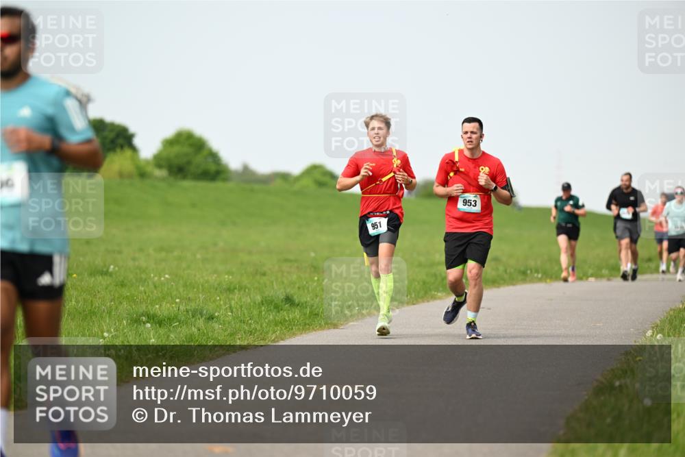 10.05.2026 - 8. Wedeler Halbmarathon Dr. Thomas Lammeyer http://msf.ph/oto/9710059 10.05.2026 12:04:22 Laufen 951, 953 meine-sportfotos.de