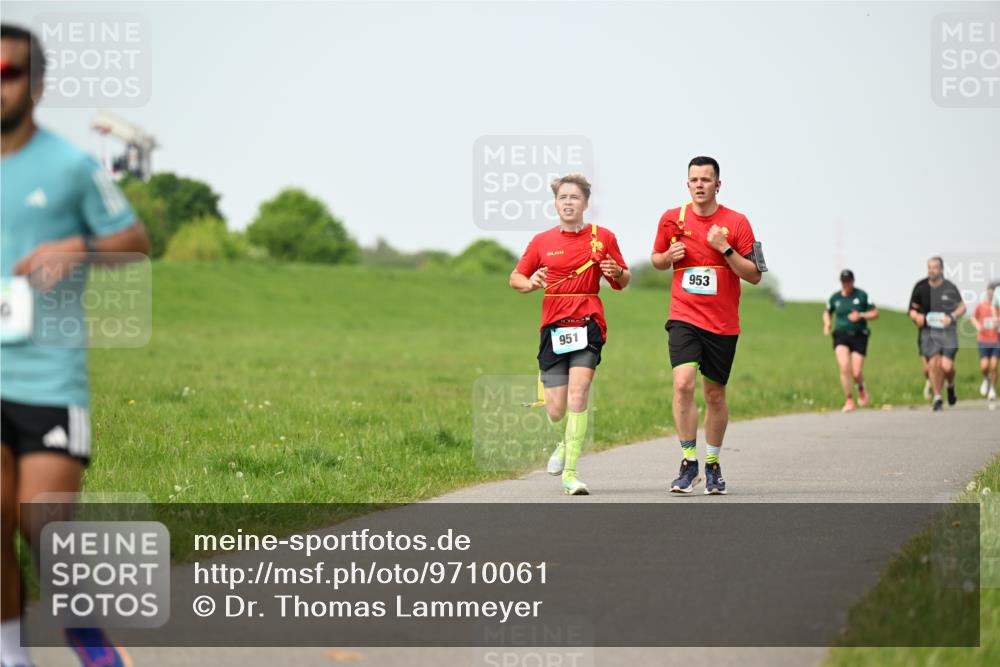 10.05.2026 - 8. Wedeler Halbmarathon Dr. Thomas Lammeyer http://msf.ph/oto/9710061 10.05.2026 12:04:22 Laufen 951, 953 meine-sportfotos.de