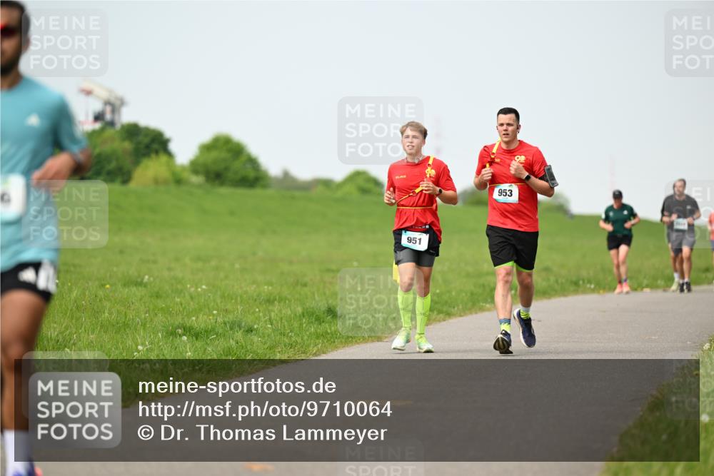 10.05.2026 - 8. Wedeler Halbmarathon Dr. Thomas Lammeyer http://msf.ph/oto/9710064 10.05.2026 12:04:22 Laufen 951, 953 meine-sportfotos.de