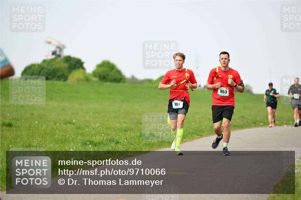 10.05.2026 - 8. Wedeler Halbmarathon Dr. Thomas Lammeyer http://msf.ph/oto/9710066 10.05.2026 12:04:22 Laufen 951, 953 meine-sportfotos.de