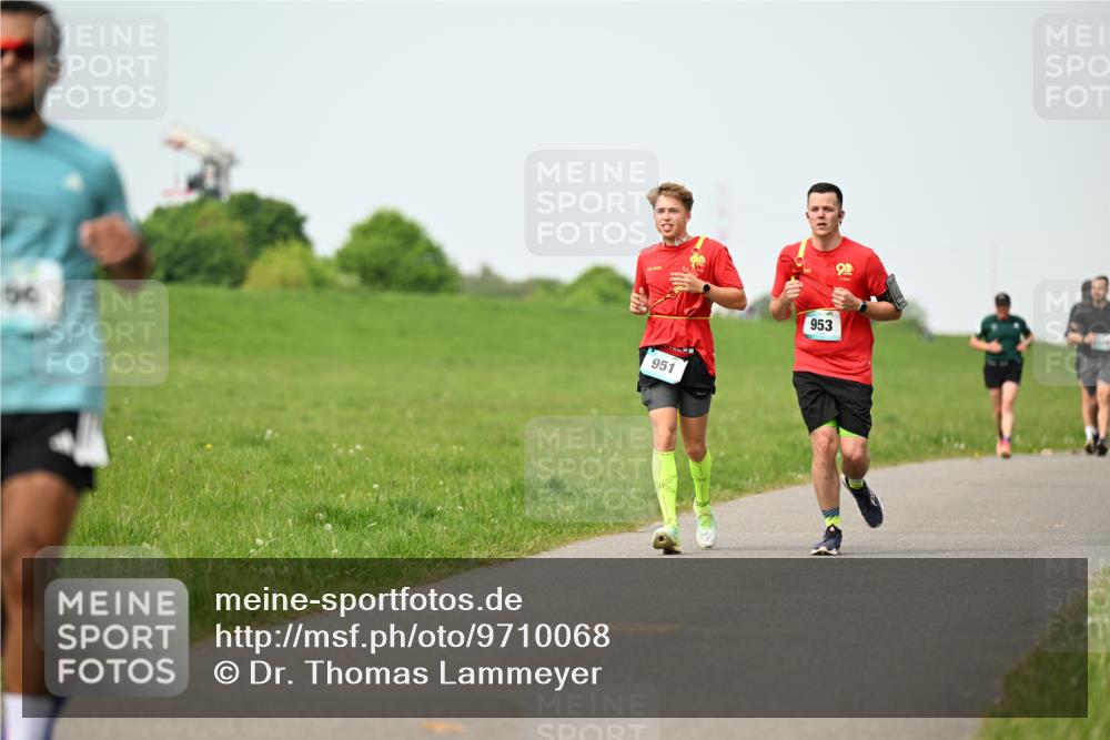 10.05.2026 - 8. Wedeler Halbmarathon Dr. Thomas Lammeyer http://msf.ph/oto/9710068 10.05.2026 12:04:22 Laufen 951, 953 meine-sportfotos.de