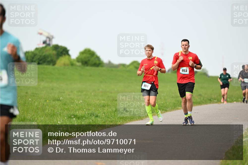 10.05.2026 - 8. Wedeler Halbmarathon Dr. Thomas Lammeyer http://msf.ph/oto/9710071 10.05.2026 12:04:22 Laufen 951, 953 meine-sportfotos.de