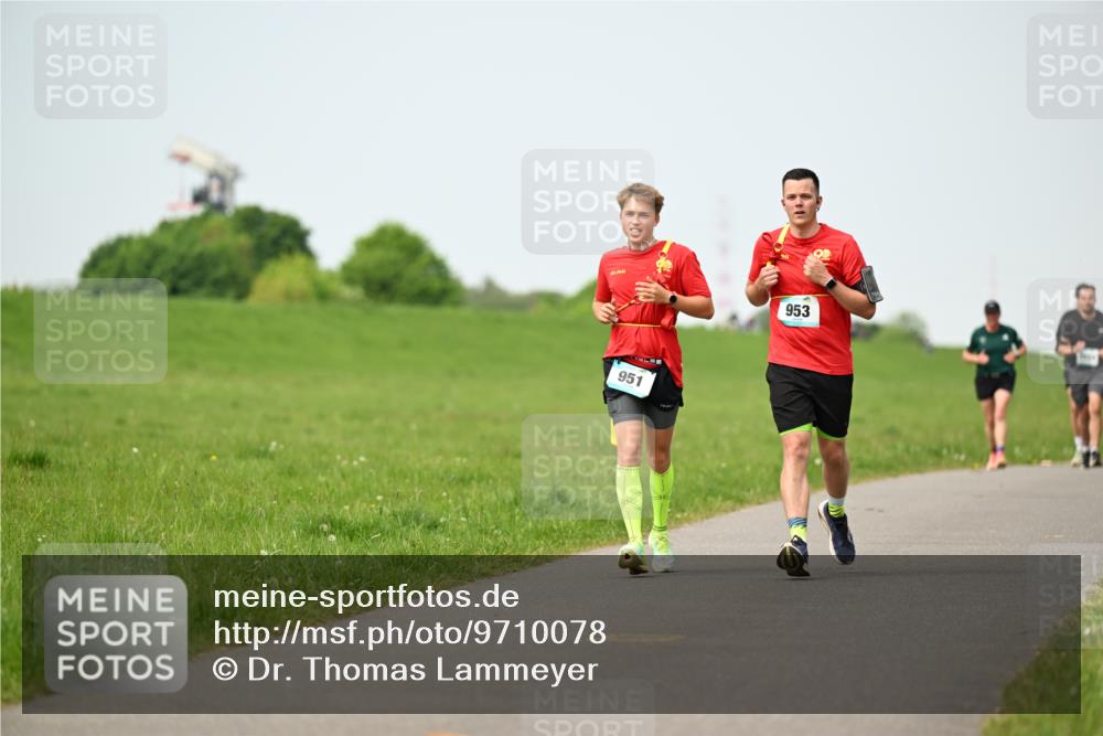 10.05.2026 - 8. Wedeler Halbmarathon Dr. Thomas Lammeyer http://msf.ph/oto/9710078 10.05.2026 12:04:23 Laufen 951, 953 meine-sportfotos.de