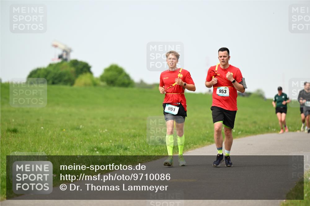 10.05.2026 - 8. Wedeler Halbmarathon Dr. Thomas Lammeyer http://msf.ph/oto/9710086 10.05.2026 12:04:23 Laufen 951, 953 meine-sportfotos.de