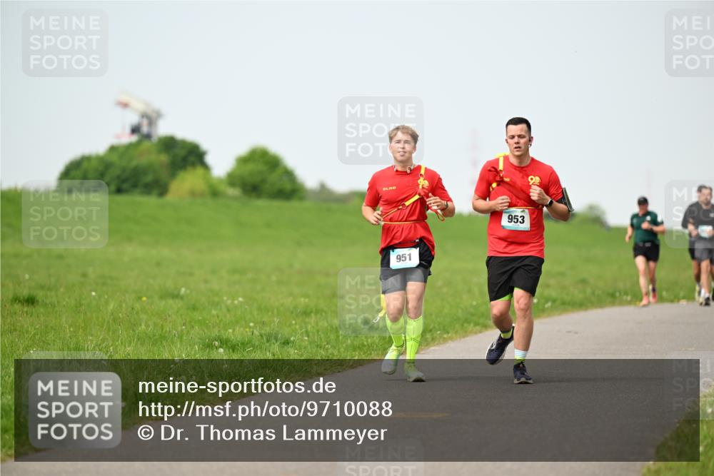 10.05.2026 - 8. Wedeler Halbmarathon Dr. Thomas Lammeyer http://msf.ph/oto/9710088 10.05.2026 12:04:23 Laufen 951, 953 meine-sportfotos.de