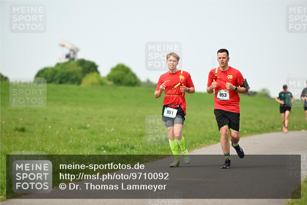 10.05.2026 - 8. Wedeler Halbmarathon Dr. Thomas Lammeyer http://msf.ph/oto/9710092 10.05.2026 12:04:24 Laufen 951, 953 meine-sportfotos.de