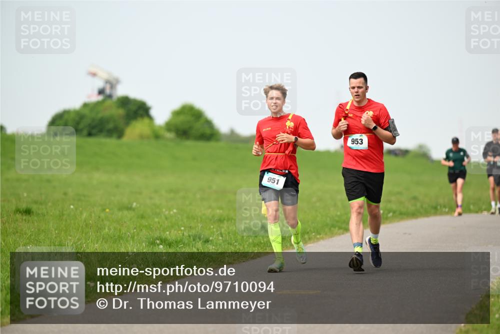 10.05.2026 - 8. Wedeler Halbmarathon Dr. Thomas Lammeyer http://msf.ph/oto/9710094 10.05.2026 12:04:23 Laufen 951, 953 meine-sportfotos.de
