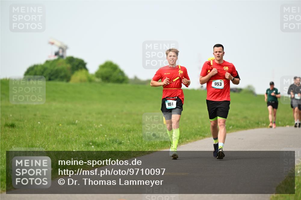 10.05.2026 - 8. Wedeler Halbmarathon Dr. Thomas Lammeyer http://msf.ph/oto/9710097 10.05.2026 12:04:23 Laufen 951, 953 meine-sportfotos.de