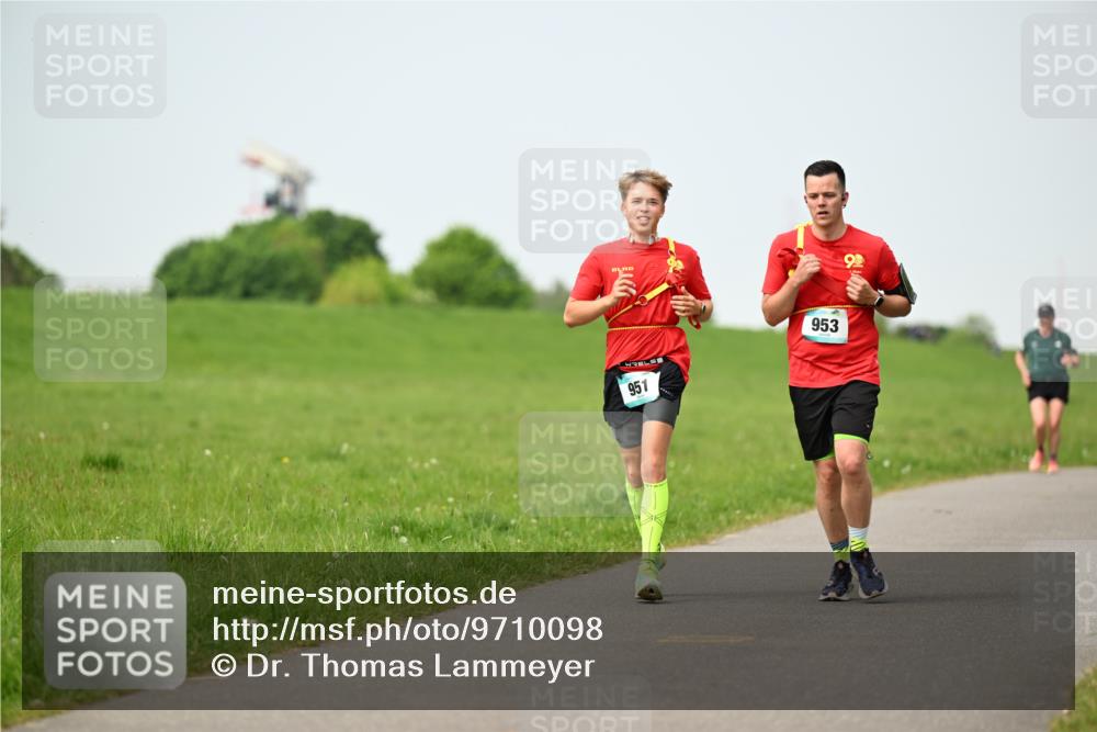 10.05.2026 - 8. Wedeler Halbmarathon Dr. Thomas Lammeyer http://msf.ph/oto/9710098 10.05.2026 12:04:24 Laufen 951, 953 meine-sportfotos.de