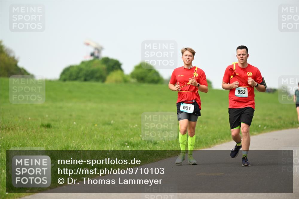 10.05.2026 - 8. Wedeler Halbmarathon Dr. Thomas Lammeyer http://msf.ph/oto/9710103 10.05.2026 12:04:24 Laufen 951, 953 meine-sportfotos.de