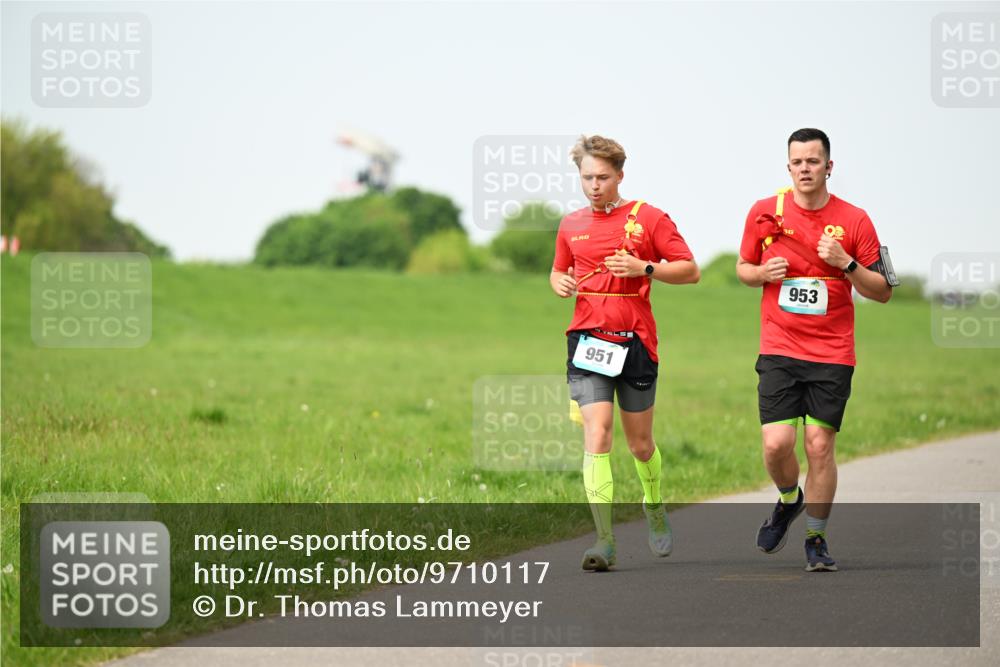 10.05.2026 - 8. Wedeler Halbmarathon Dr. Thomas Lammeyer http://msf.ph/oto/9710117 10.05.2026 12:04:25 Laufen 951, 953 meine-sportfotos.de
