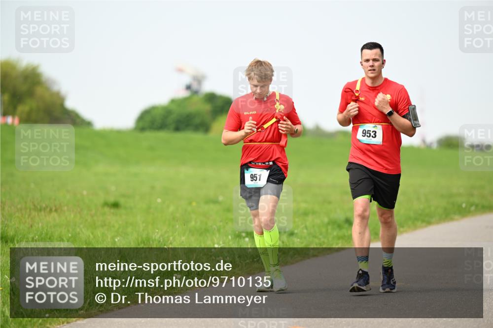 10.05.2026 - 8. Wedeler Halbmarathon Dr. Thomas Lammeyer http://msf.ph/oto/9710135 10.05.2026 12:04:26 Laufen 951, 953 meine-sportfotos.de
