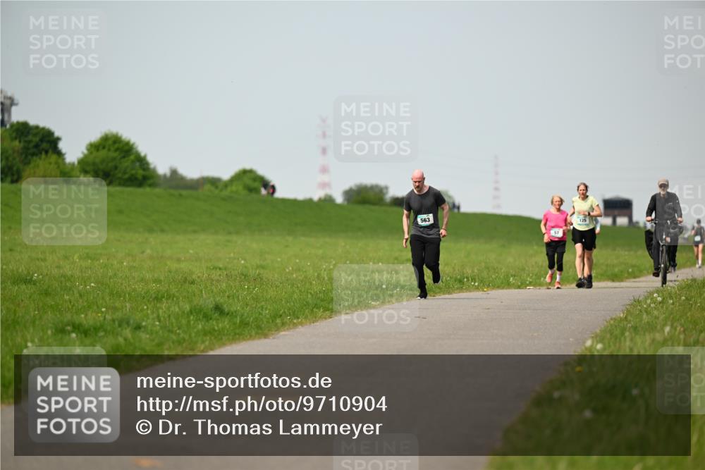 10.05.2026 - 8. Wedeler Halbmarathon Dr. Thomas Lammeyer http://msf.ph/oto/9710904 10.05.2026 12:05:24 Laufen 563, 125 meine-sportfotos.de