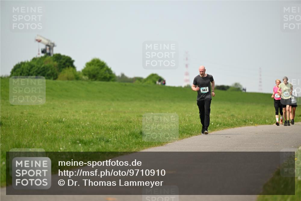 10.05.2026 - 8. Wedeler Halbmarathon Dr. Thomas Lammeyer http://msf.ph/oto/9710910 10.05.2026 12:05:26 Laufen 563, 125 meine-sportfotos.de