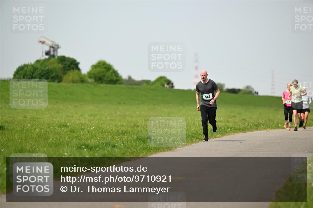 10.05.2026 - 8. Wedeler Halbmarathon Dr. Thomas Lammeyer http://msf.ph/oto/9710921 10.05.2026 12:05:27 Laufen 563, 125 meine-sportfotos.de