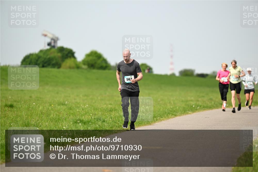 10.05.2026 - 8. Wedeler Halbmarathon Dr. Thomas Lammeyer http://msf.ph/oto/9710930 10.05.2026 12:05:30 Laufen 563 meine-sportfotos.de