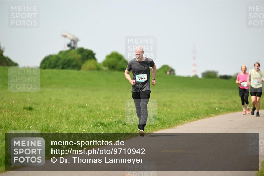 10.05.2026 - 8. Wedeler Halbmarathon Dr. Thomas Lammeyer http://msf.ph/oto/9710942 10.05.2026 12:05:31 Laufen 563 meine-sportfotos.de