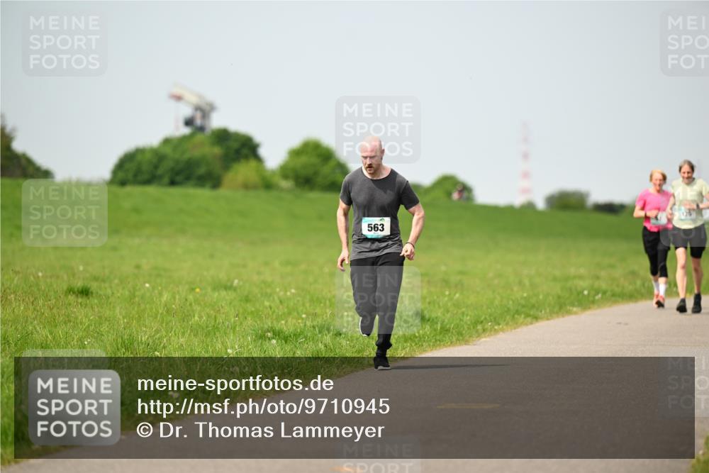 10.05.2026 - 8. Wedeler Halbmarathon Dr. Thomas Lammeyer http://msf.ph/oto/9710945 10.05.2026 12:05:31 Laufen 563 meine-sportfotos.de