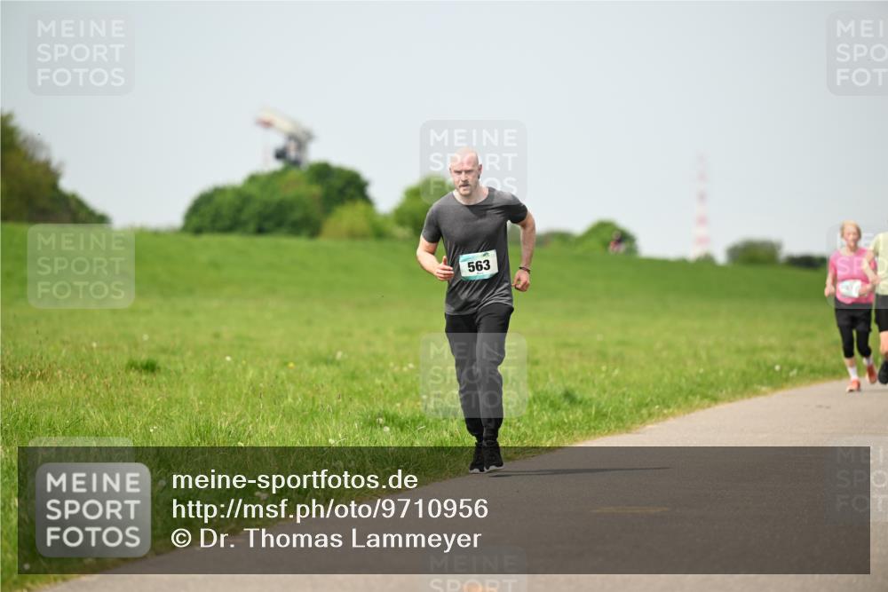 10.05.2026 - 8. Wedeler Halbmarathon Dr. Thomas Lammeyer http://msf.ph/oto/9710956 10.05.2026 12:05:31 Laufen 563 meine-sportfotos.de