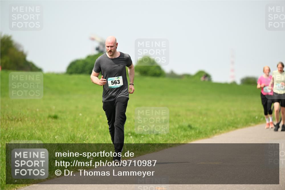 10.05.2026 - 8. Wedeler Halbmarathon Dr. Thomas Lammeyer http://msf.ph/oto/9710987 10.05.2026 12:05:33 Laufen 563 meine-sportfotos.de