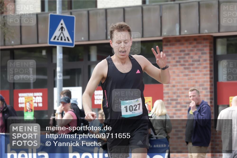 10.05.2026 - 8. Wedeler Halbmarathon Yannick Fuchs http://msf.ph/oto/9711655 10.05.2026 11:24:08 Ziel 991, 1027 meine-sportfotos.de