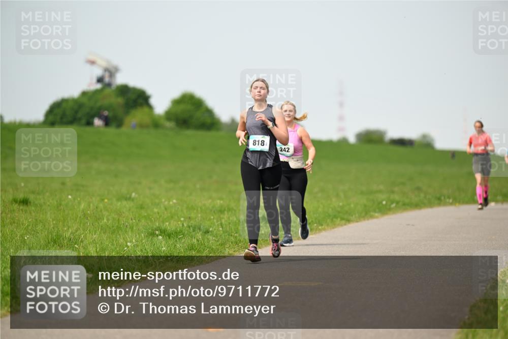 10.05.2026 - 8. Wedeler Halbmarathon Dr. Thomas Lammeyer http://msf.ph/oto/9711772 10.05.2026 12:07:21 Laufen 818, 242 meine-sportfotos.de