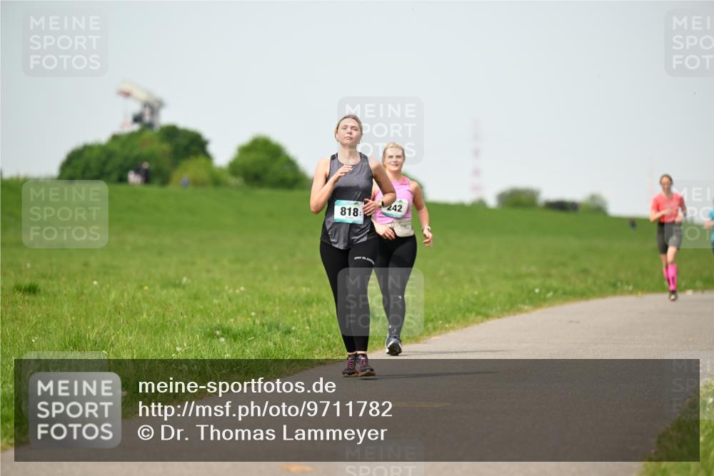 10.05.2026 - 8. Wedeler Halbmarathon Dr. Thomas Lammeyer http://msf.ph/oto/9711782 10.05.2026 12:07:22 Laufen 242, 818 meine-sportfotos.de