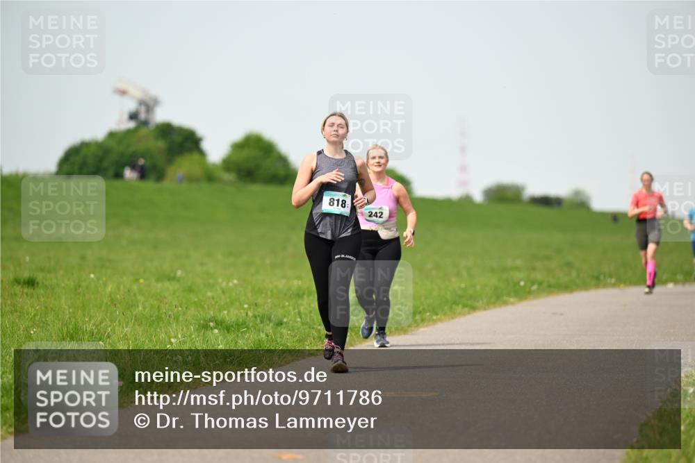 10.05.2026 - 8. Wedeler Halbmarathon Dr. Thomas Lammeyer http://msf.ph/oto/9711786 10.05.2026 12:07:22 Laufen 818, 242 meine-sportfotos.de