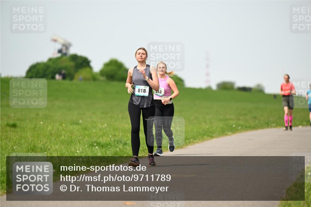 10.05.2026 - 8. Wedeler Halbmarathon Dr. Thomas Lammeyer http://msf.ph/oto/9711789 10.05.2026 12:07:22 Laufen 818, 242 meine-sportfotos.de