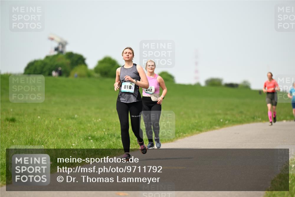10.05.2026 - 8. Wedeler Halbmarathon Dr. Thomas Lammeyer http://msf.ph/oto/9711792 10.05.2026 12:07:22 Laufen 818, 242 meine-sportfotos.de