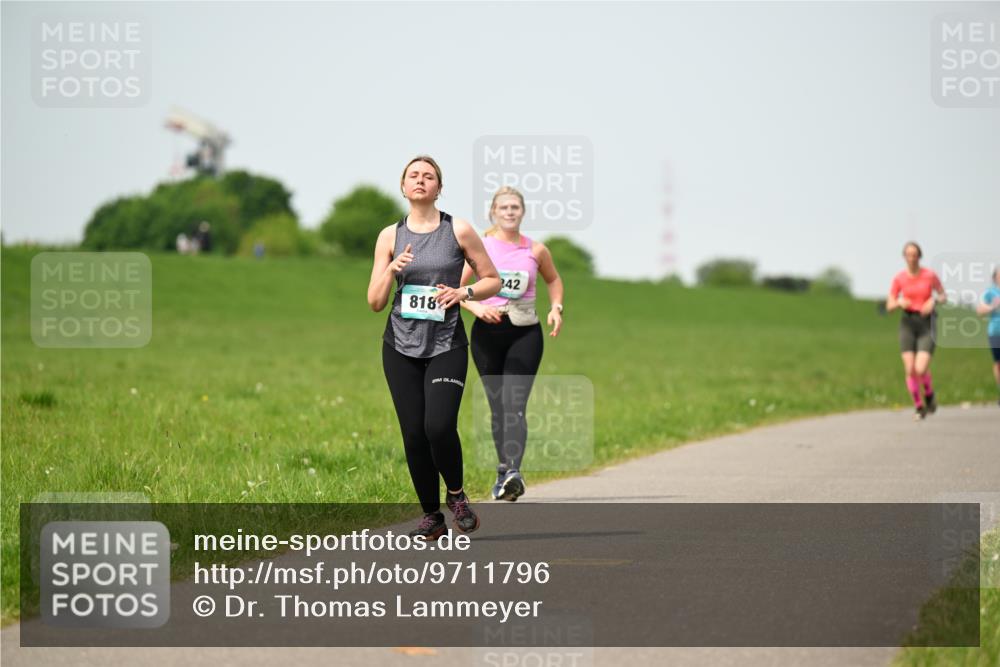 10.05.2026 - 8. Wedeler Halbmarathon Dr. Thomas Lammeyer http://msf.ph/oto/9711796 10.05.2026 12:07:22 Laufen 818, 242 meine-sportfotos.de
