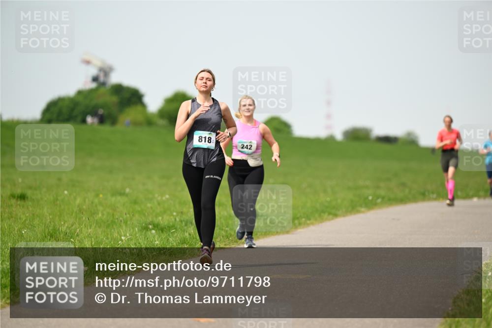 10.05.2026 - 8. Wedeler Halbmarathon Dr. Thomas Lammeyer http://msf.ph/oto/9711798 10.05.2026 12:07:23 Laufen 818, 242 meine-sportfotos.de