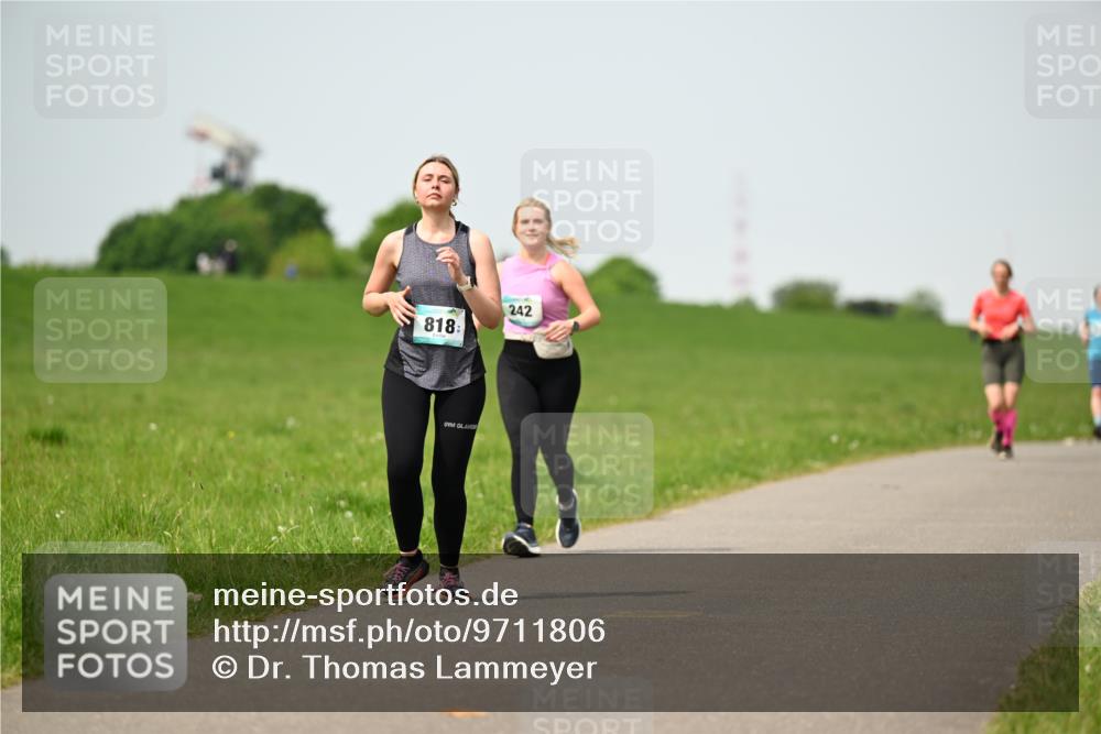 10.05.2026 - 8. Wedeler Halbmarathon Dr. Thomas Lammeyer http://msf.ph/oto/9711806 10.05.2026 12:07:23 Laufen 818, 242 meine-sportfotos.de