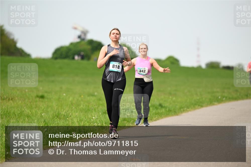 10.05.2026 - 8. Wedeler Halbmarathon Dr. Thomas Lammeyer http://msf.ph/oto/9711815 10.05.2026 12:07:23 Laufen 818, 242 meine-sportfotos.de