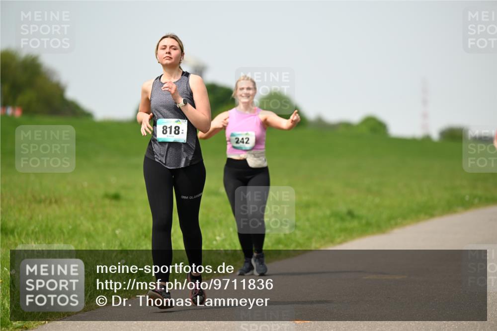 10.05.2026 - 8. Wedeler Halbmarathon Dr. Thomas Lammeyer http://msf.ph/oto/9711836 10.05.2026 12:07:25 Laufen 818, 242 meine-sportfotos.de