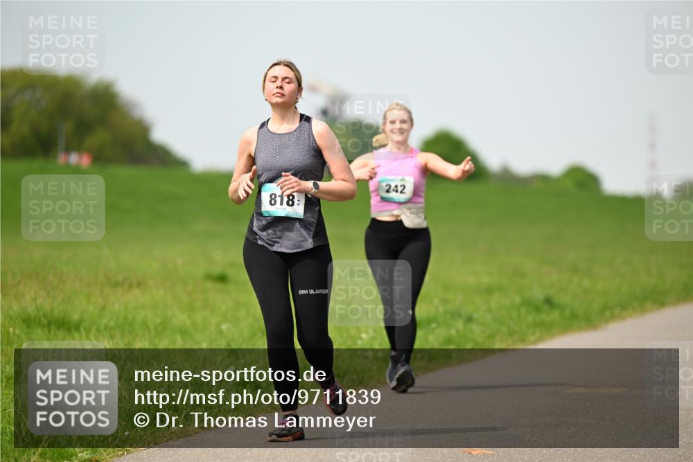 10.05.2026 - 8. Wedeler Halbmarathon Dr. Thomas Lammeyer http://msf.ph/oto/9711839 10.05.2026 12:07:25 Laufen 818, 242 meine-sportfotos.de
