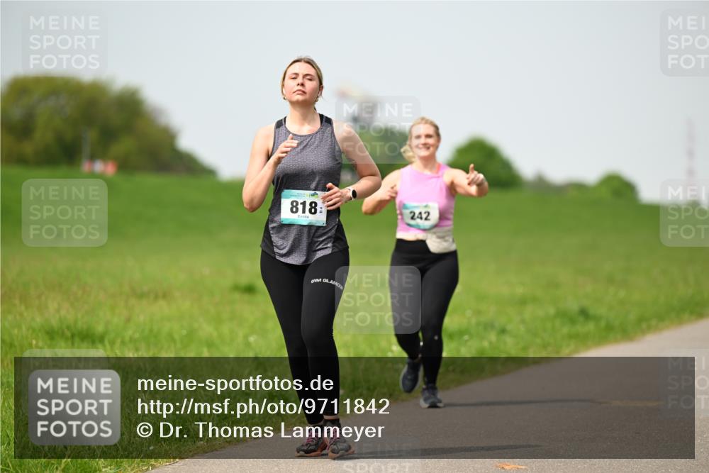 10.05.2026 - 8. Wedeler Halbmarathon Dr. Thomas Lammeyer http://msf.ph/oto/9711842 10.05.2026 12:07:25 Laufen 818, 242 meine-sportfotos.de