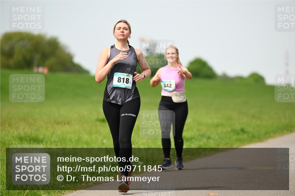 10.05.2026 - 8. Wedeler Halbmarathon Dr. Thomas Lammeyer http://msf.ph/oto/9711845 10.05.2026 12:07:26 Laufen 818, 242 meine-sportfotos.de
