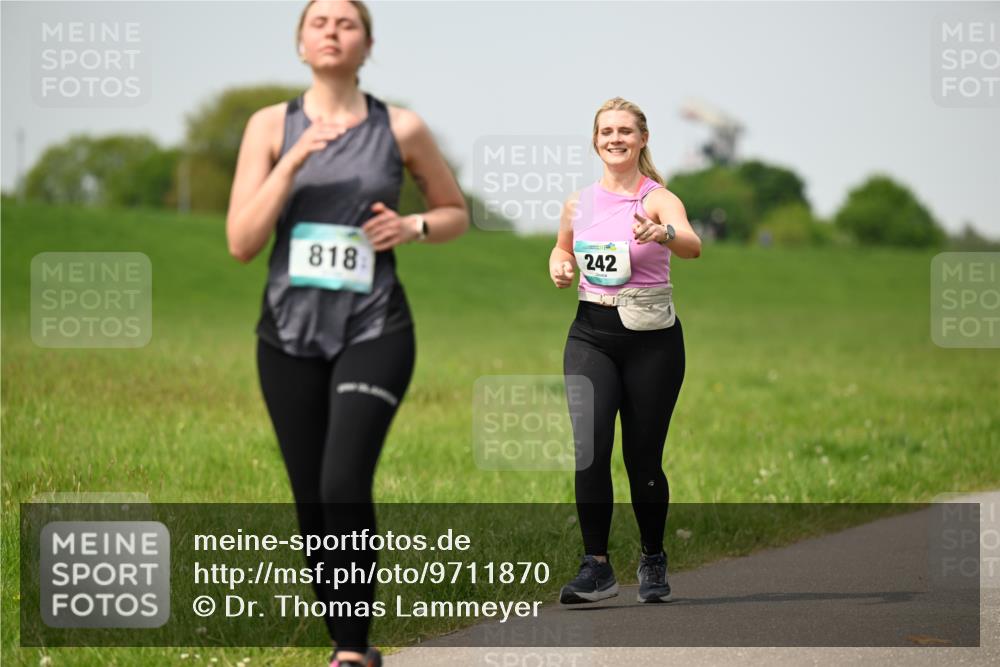 10.05.2026 - 8. Wedeler Halbmarathon Dr. Thomas Lammeyer http://msf.ph/oto/9711870 10.05.2026 12:07:27 Laufen 242, 818 meine-sportfotos.de