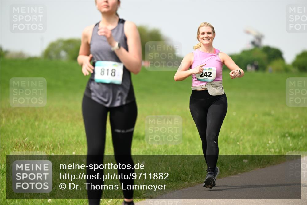 10.05.2026 - 8. Wedeler Halbmarathon Dr. Thomas Lammeyer http://msf.ph/oto/9711882 10.05.2026 12:07:27 Laufen 818, 242 meine-sportfotos.de