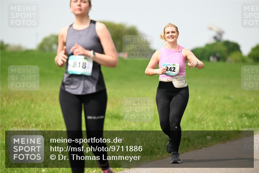 10.05.2026 - 8. Wedeler Halbmarathon Dr. Thomas Lammeyer http://msf.ph/oto/9711886 10.05.2026 12:07:28 Laufen 818, 242 meine-sportfotos.de