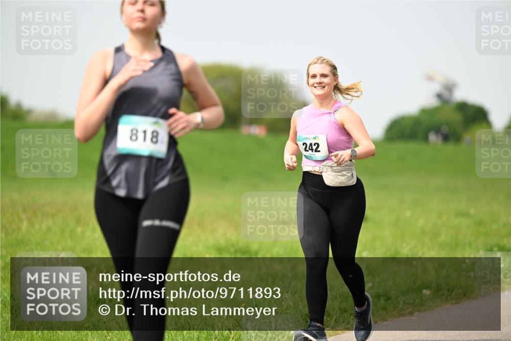 10.05.2026 - 8. Wedeler Halbmarathon Dr. Thomas Lammeyer http://msf.ph/oto/9711893 10.05.2026 12:07:28 Laufen 818, 242 meine-sportfotos.de