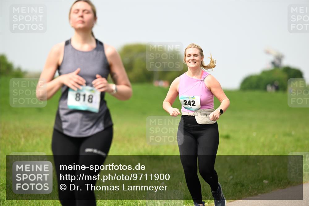 10.05.2026 - 8. Wedeler Halbmarathon Dr. Thomas Lammeyer http://msf.ph/oto/9711900 10.05.2026 12:07:28 Laufen 818, 242 meine-sportfotos.de